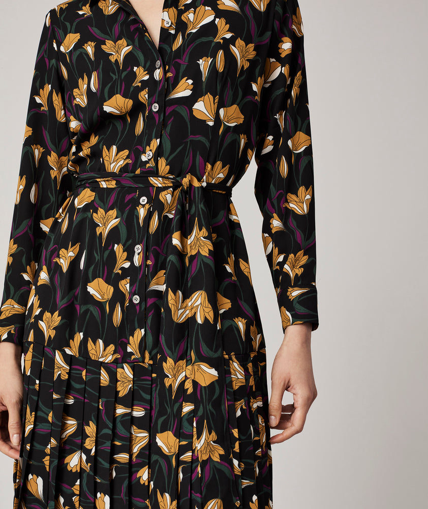 Model is wearing UNTUCKit Janice dress in black.