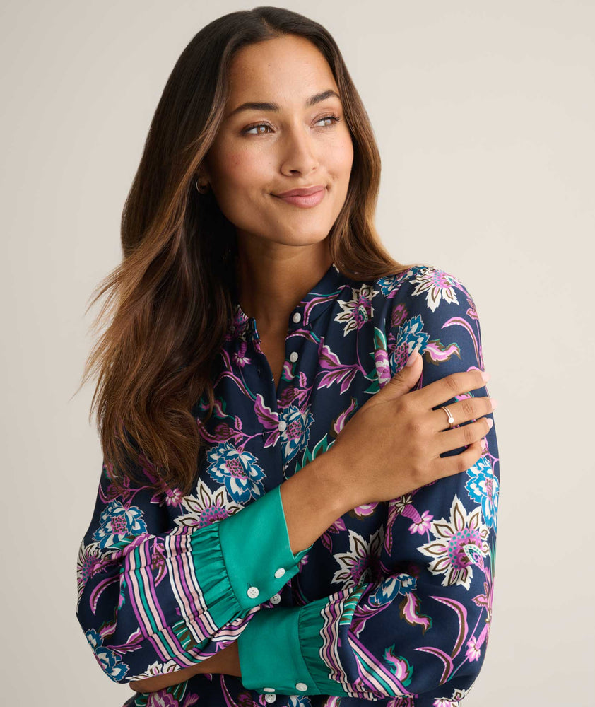 Model is wearing UNTUCKit Twill Viscose Paisley Juliet Blouse. 