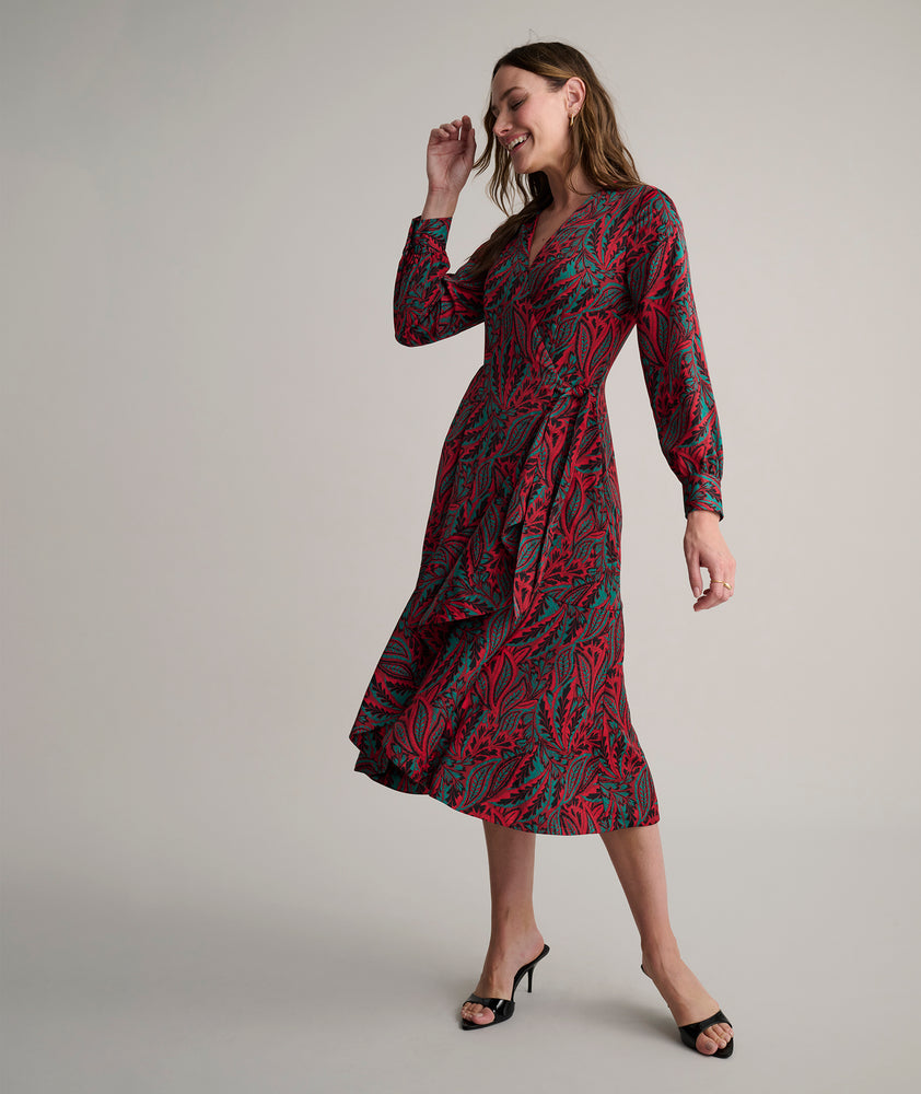 Model is wearing UNTUCKit Kayla Dress. 