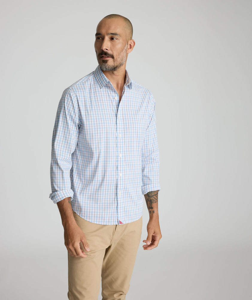 Model is wearing UNTUCKit KELLERFIELD.