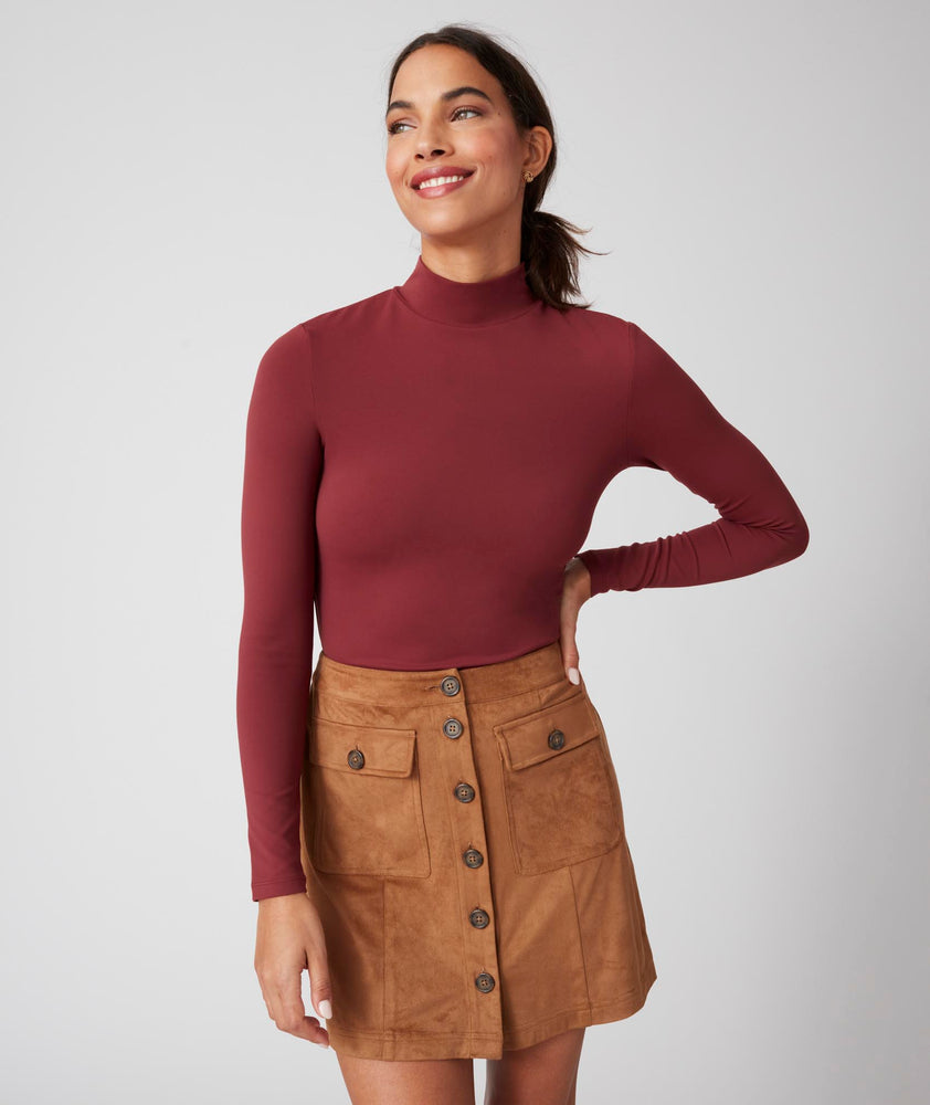 Model is wearing UNTUCKit Kendall brown skirt.