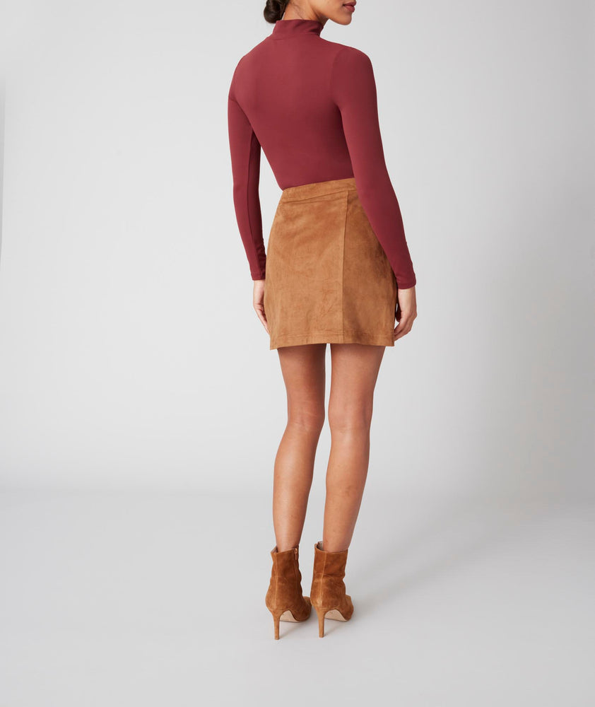 Model is wearing UNTUCKit Kendall brown skirt.