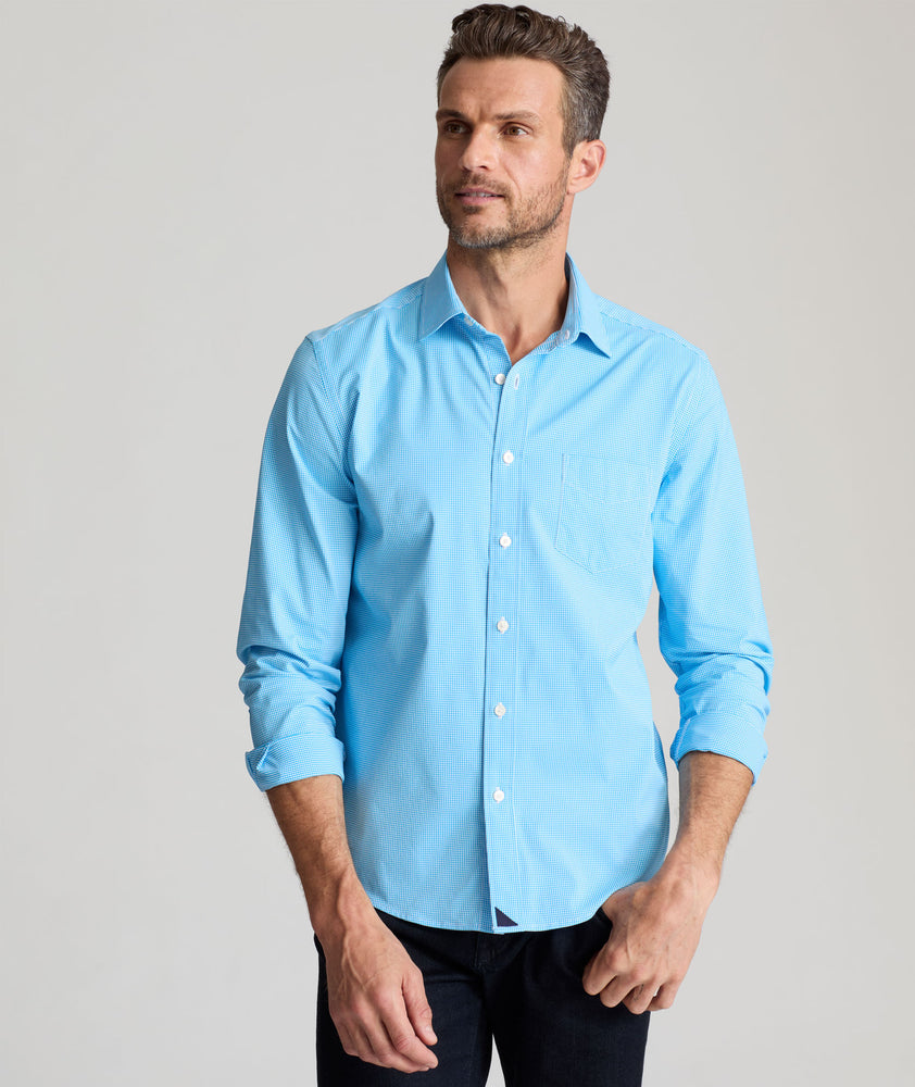 Model is wearing UNTUCKit TEAL GINGHAM PERF LS lee shirt.