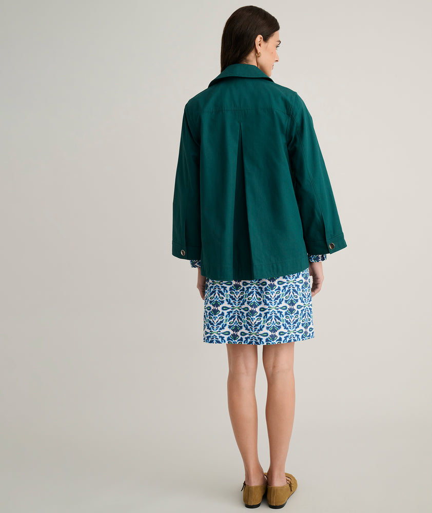 Model is wearing UNTUCKit Logan jacket in green. 