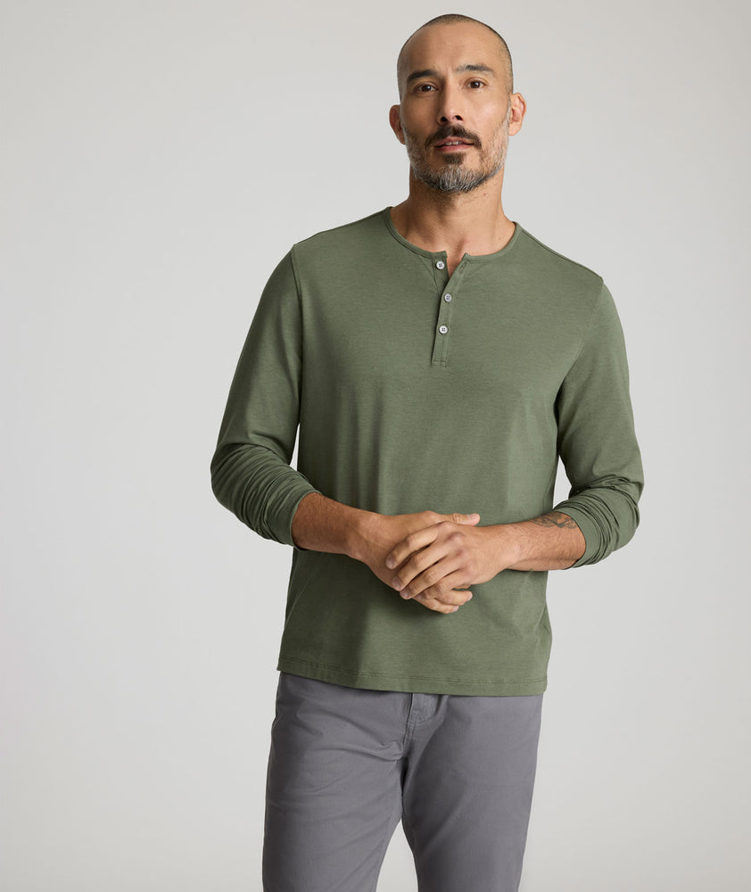 Model is wearing UNTUCKit Marastina LS Tencel Henley in Beetle.