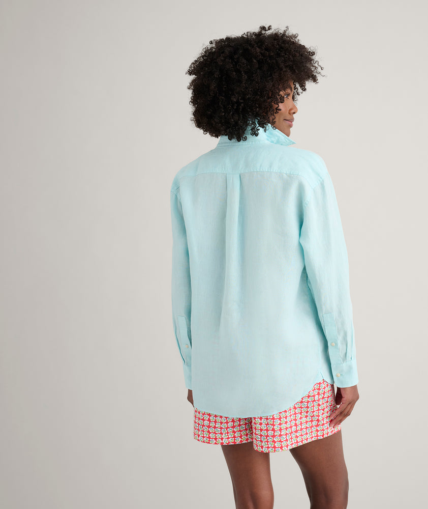 Model is wearing UNTUCKit Wrinkle-Resistant Linen Relaxed Fit Melanie Shirt in blue. 