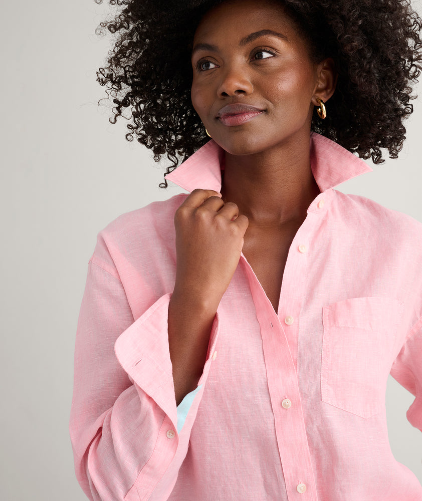 Model is wearing UNTUCKit Wrinkle-Resistant Linen Relaxed Fit Melanie Shirt	Pink. 