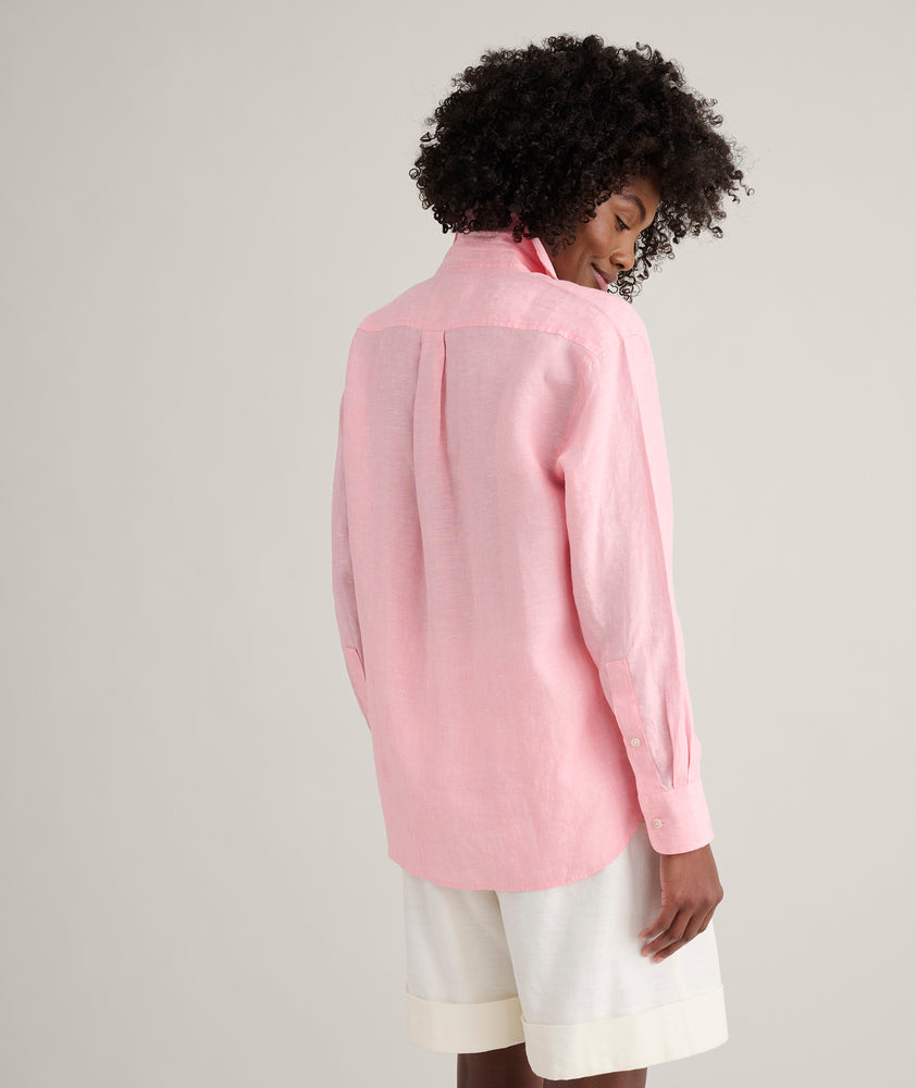 Model is wearing UNTUCKit Wrinkle-Resistant Linen Relaxed Fit Melanie Shirt	Pink. 