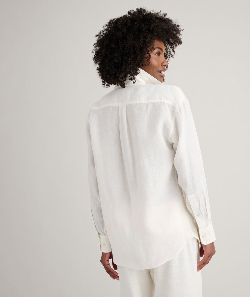 Model is wearing UNTUCKit Wrinkle-Resistant Linen Relaxed Fit Melanie Shirt in white. 