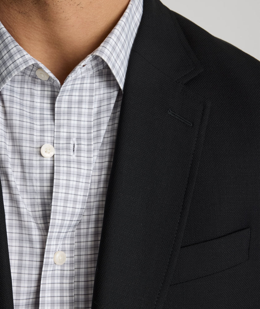 Model is wearing UNTUCKit Palazzo sport coat in black.