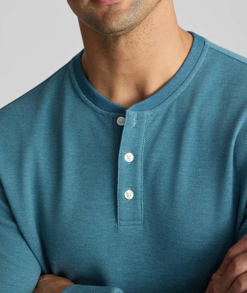 Model is wearing UNTUCKit Petrelson henley in Teal. 