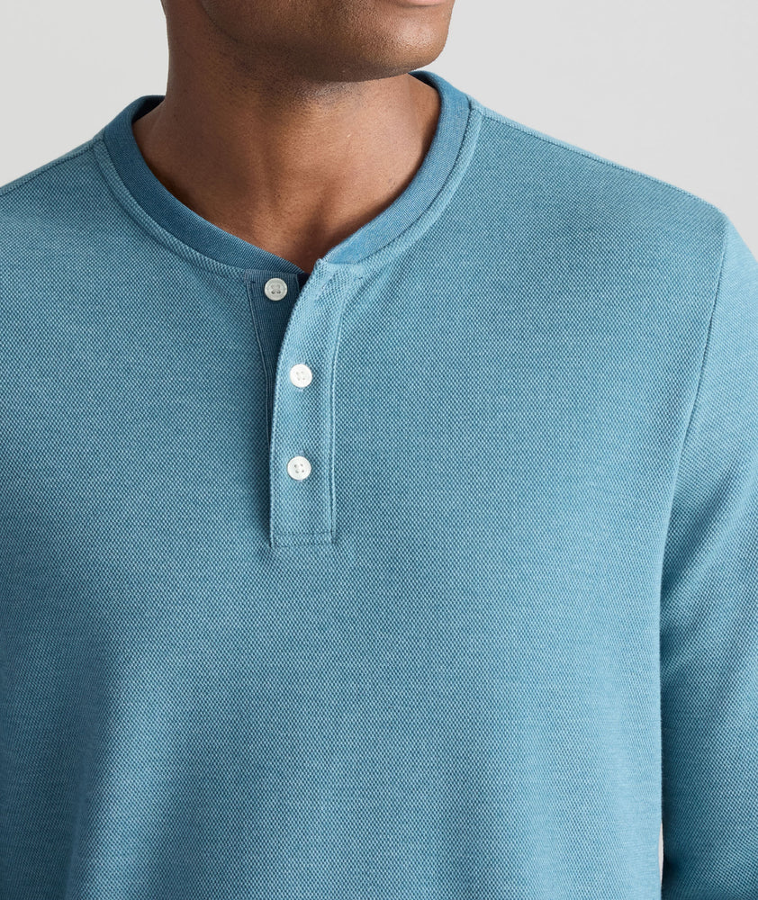 Model is wearing UNTUCKit Petrelson henley in Teal. 