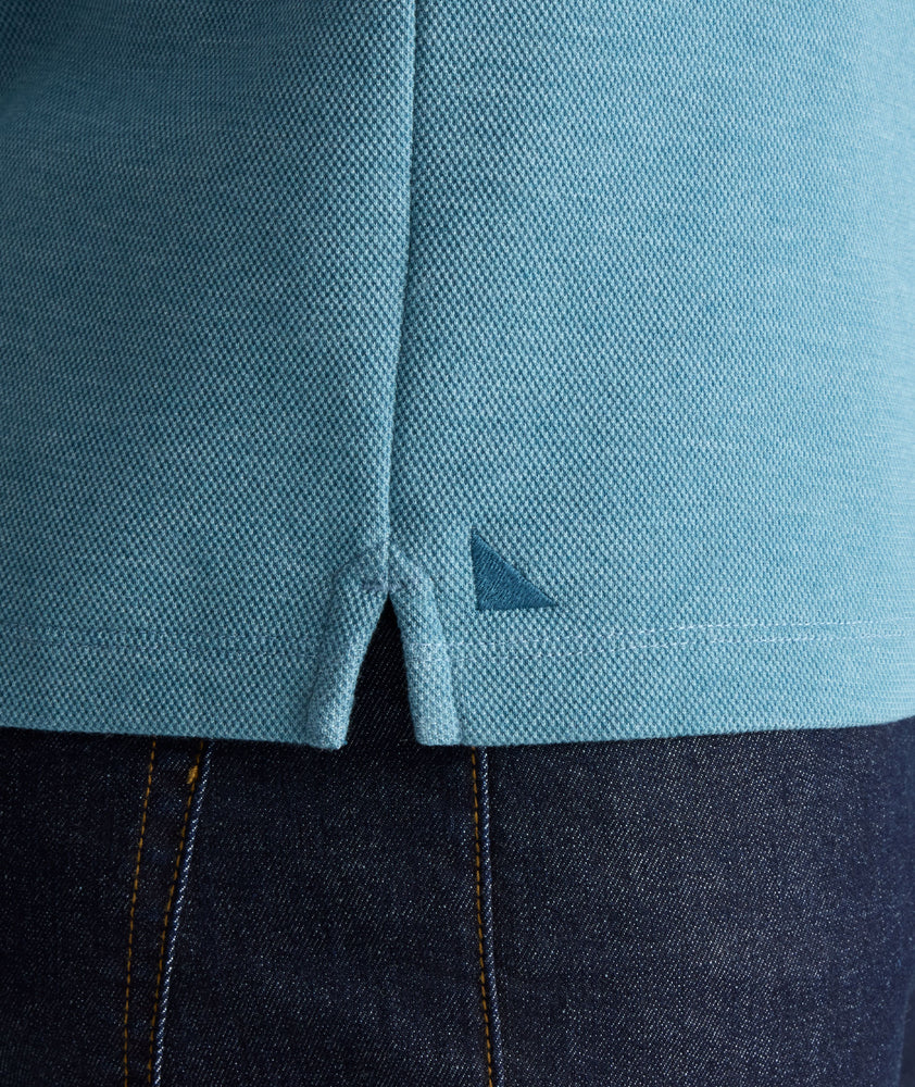 Model is wearing UNTUCKit Petrelson henley in Teal. 