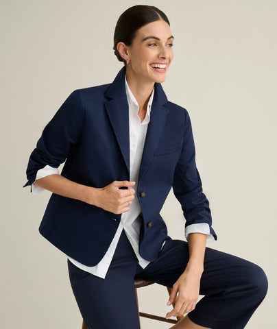 Model is wearing UNTUCKit Piper blazer in navy. 