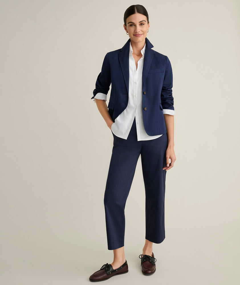 Model is wearing UNTUCKit Piper blazer in navy. 