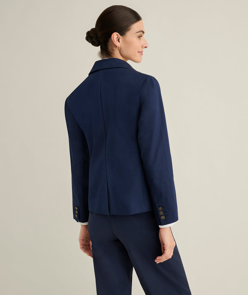 Model is wearing UNTUCKit Piper blazer in navy. 