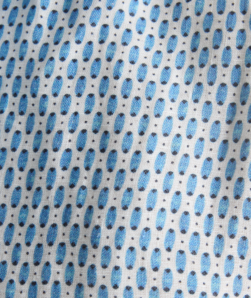 Model is wearing UNTUCKit Linen Short-Sleeve Redcroft Shirt. 