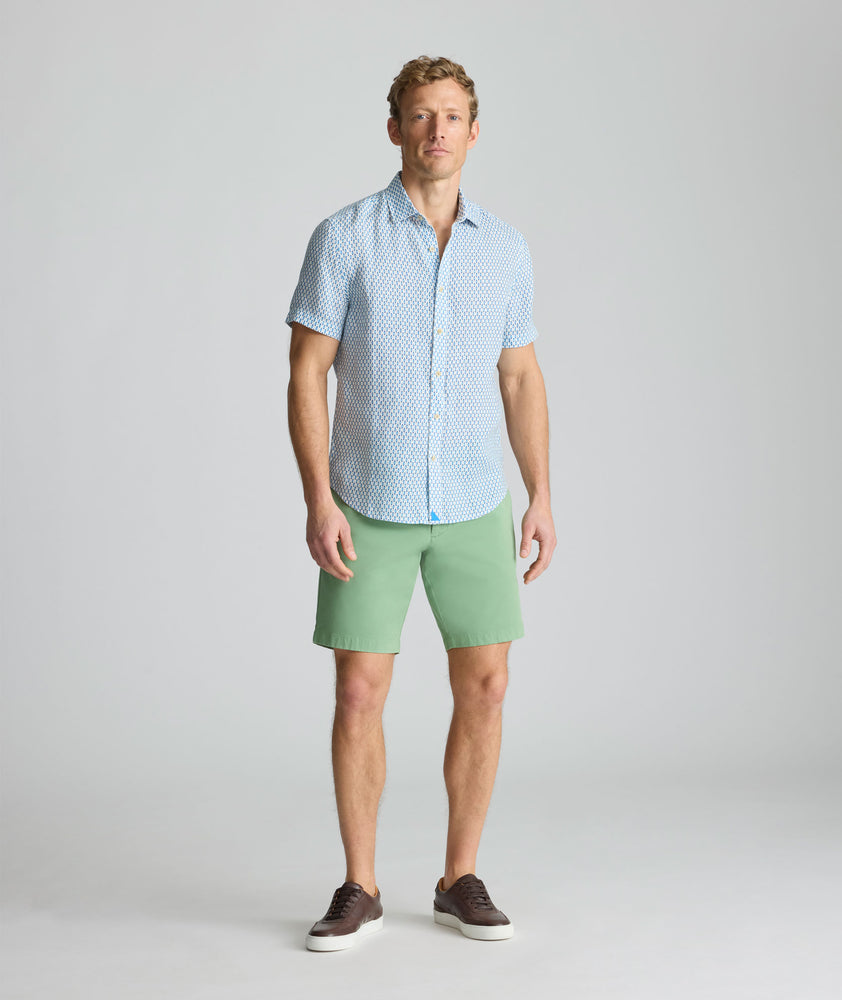 Model is wearing UNTUCKit Linen Short-Sleeve Redcroft Shirt. 