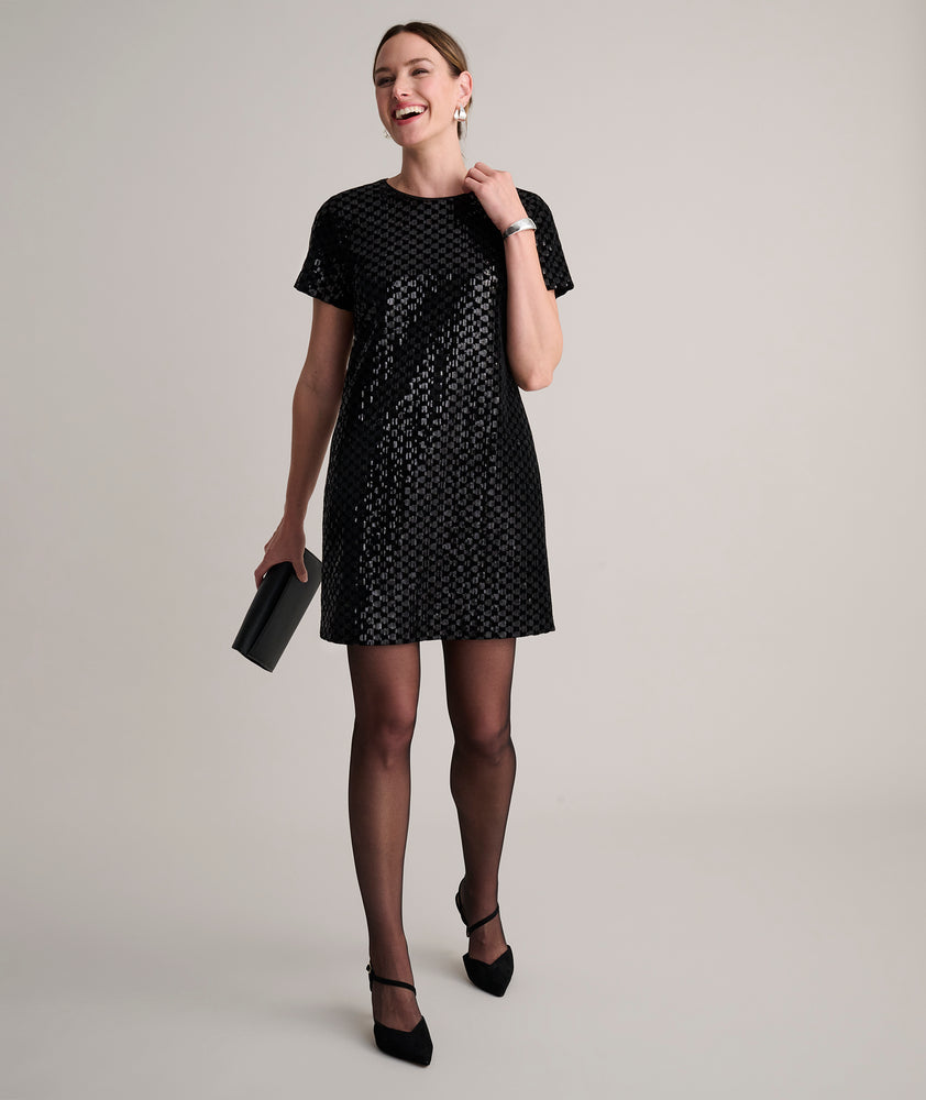 Model is wearing UNTUCKIt Sasha dress in black velvet. 