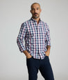 Model is wearing UNTUCKit Schwarz wrinkle-free shirt.