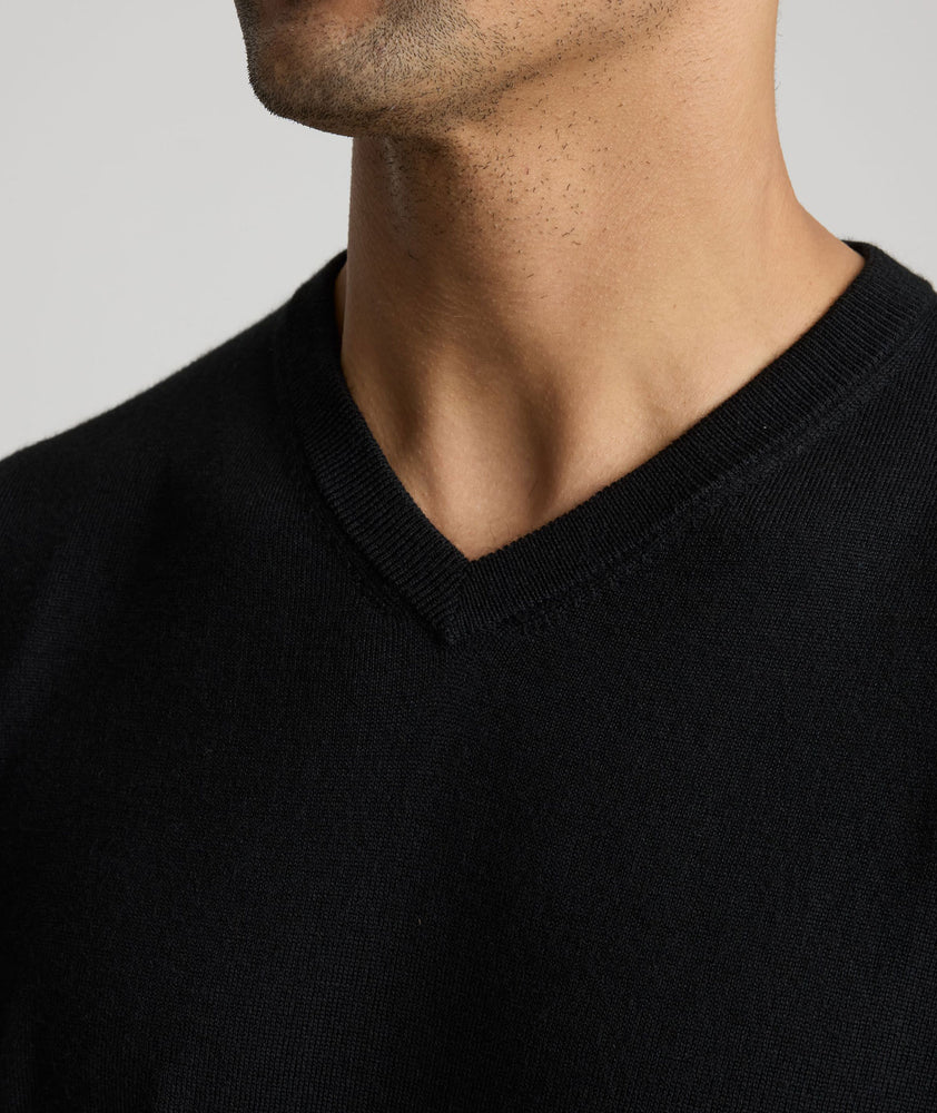 Model is wearing UNTUCKit sweater in black.