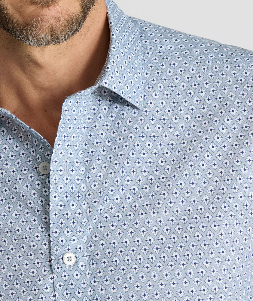 Model is wearing UNTUCKit Wrinkle-Free Short-Sleeve Strauss Shirt in Gray Diamond Print.