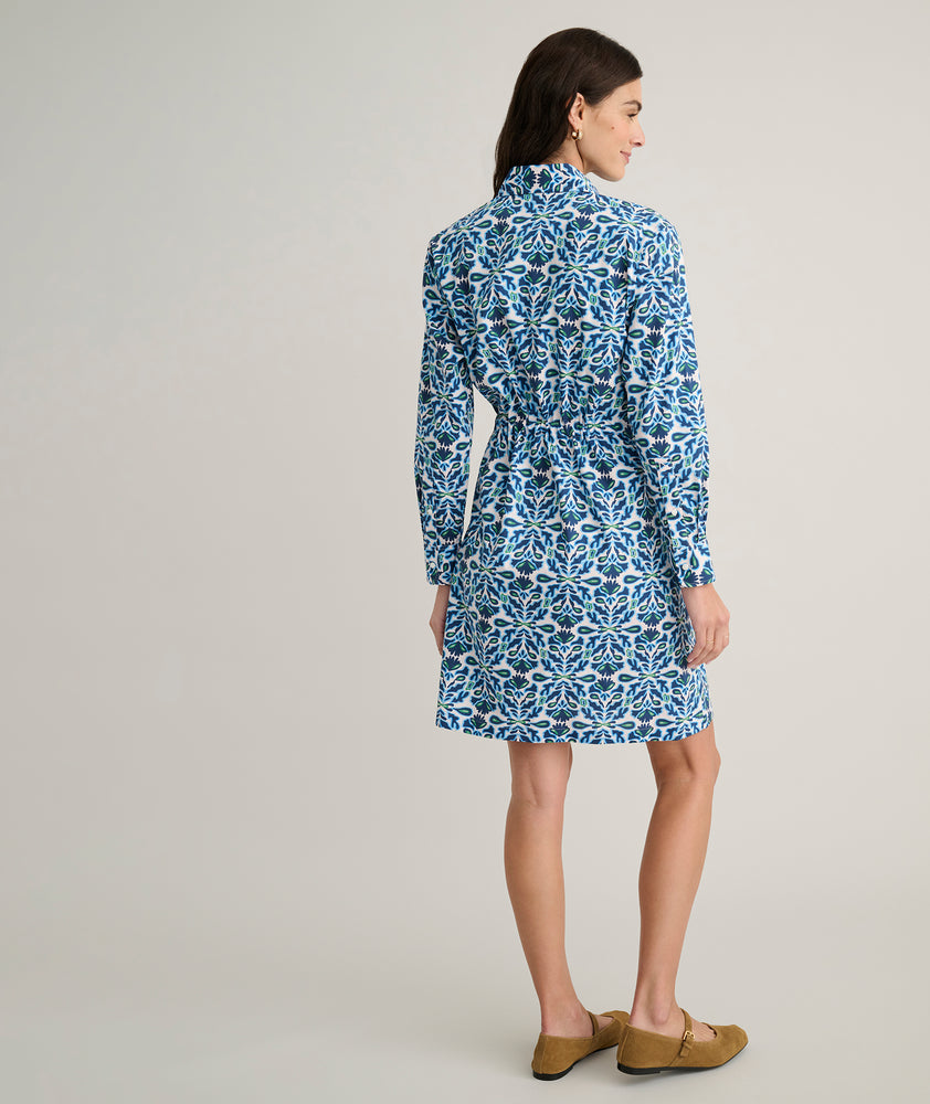 Model is wearing UNTUCKit Taylor dress in Blue. 