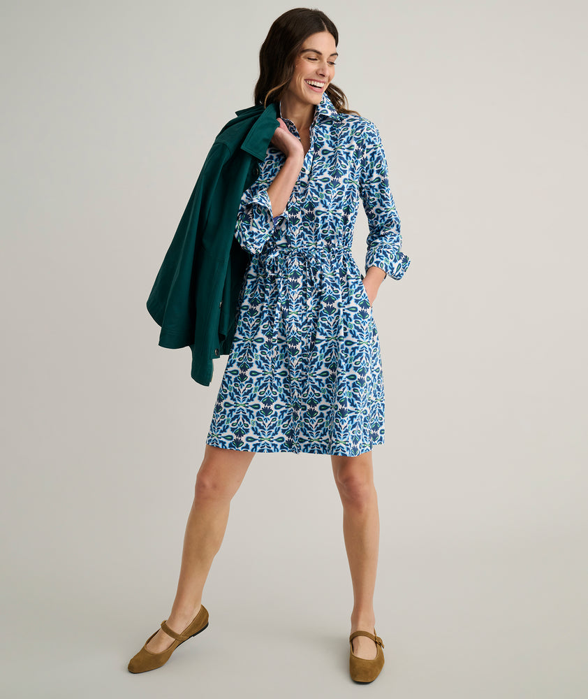 Model is wearing UNTUCKit Taylor dress in Blue. 