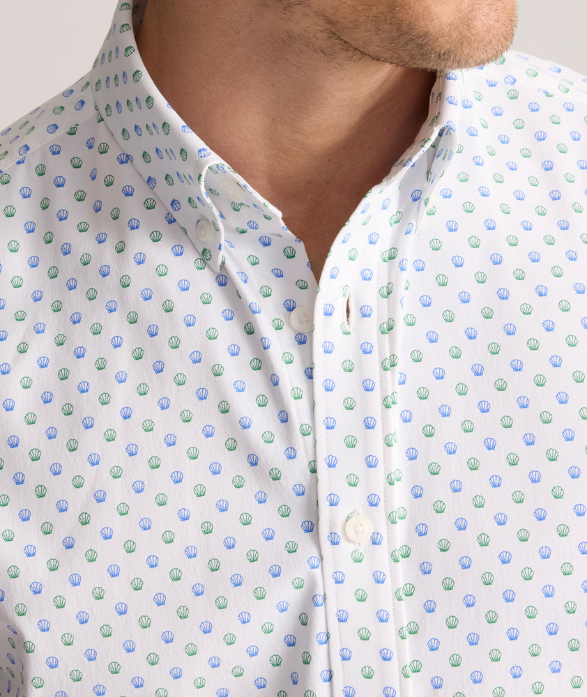 Model is wearing UNTUCKit Performance Short-Sleeve Van Meter Shirt in Green Shell Print.