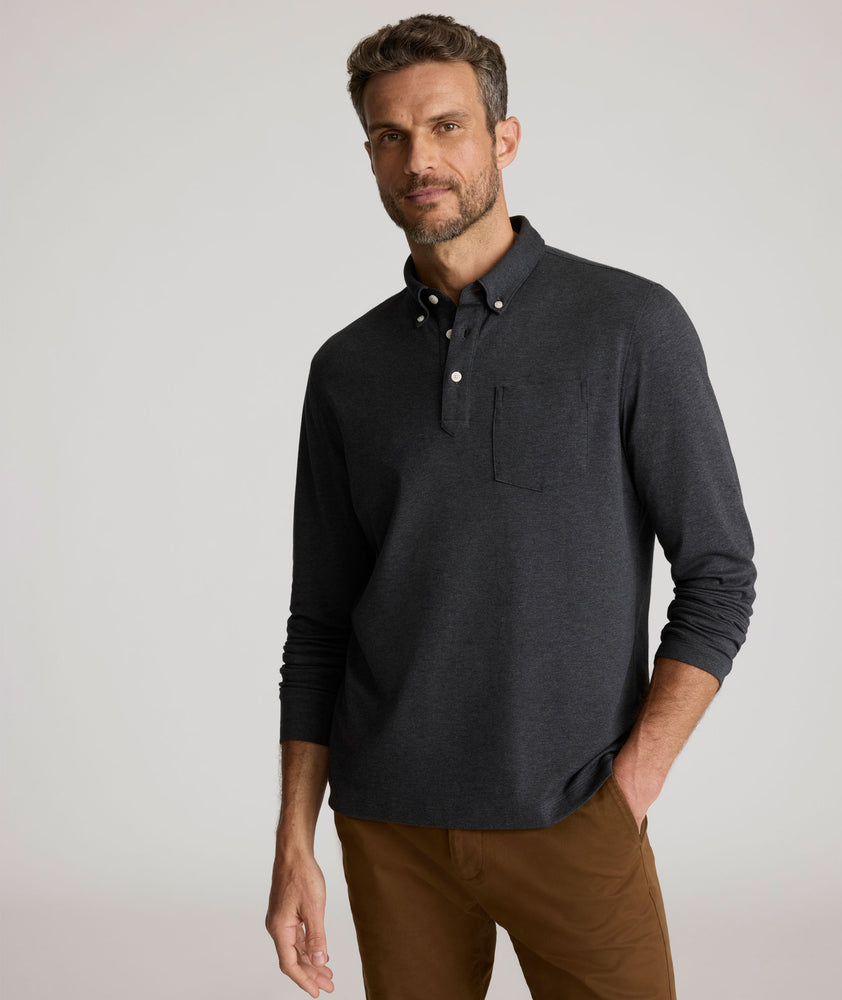 Model is wearing UNTUCKit Vargas WF Polo in Heather charcoal.