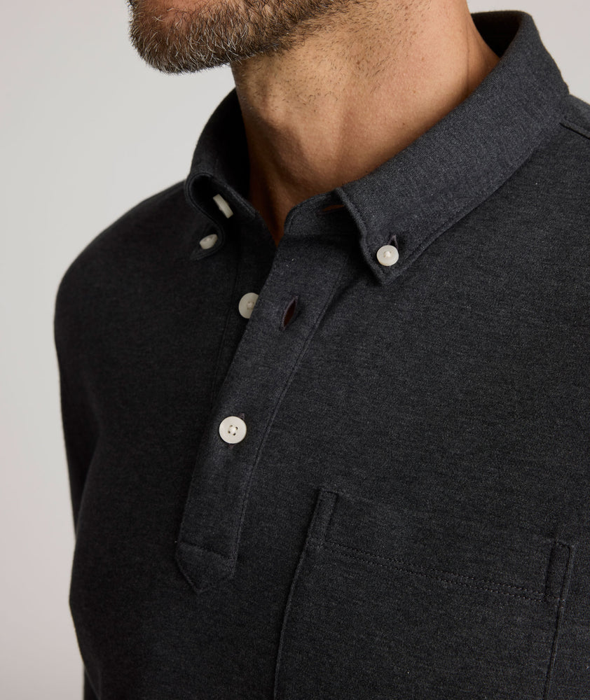 Model is wearing UNTUCKit Vargas WF Polo in Heather charcoal.