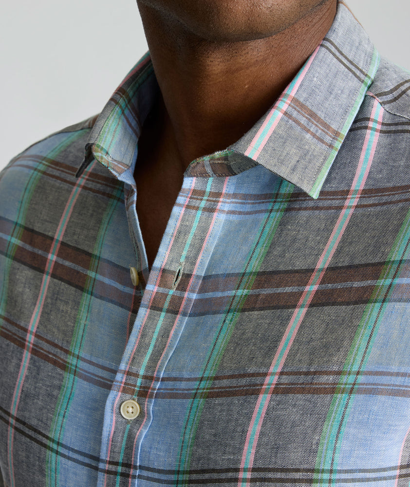 Model is wearing UNTUCKit Wrinkle-Resistant Linen Vaughn Shirt. 