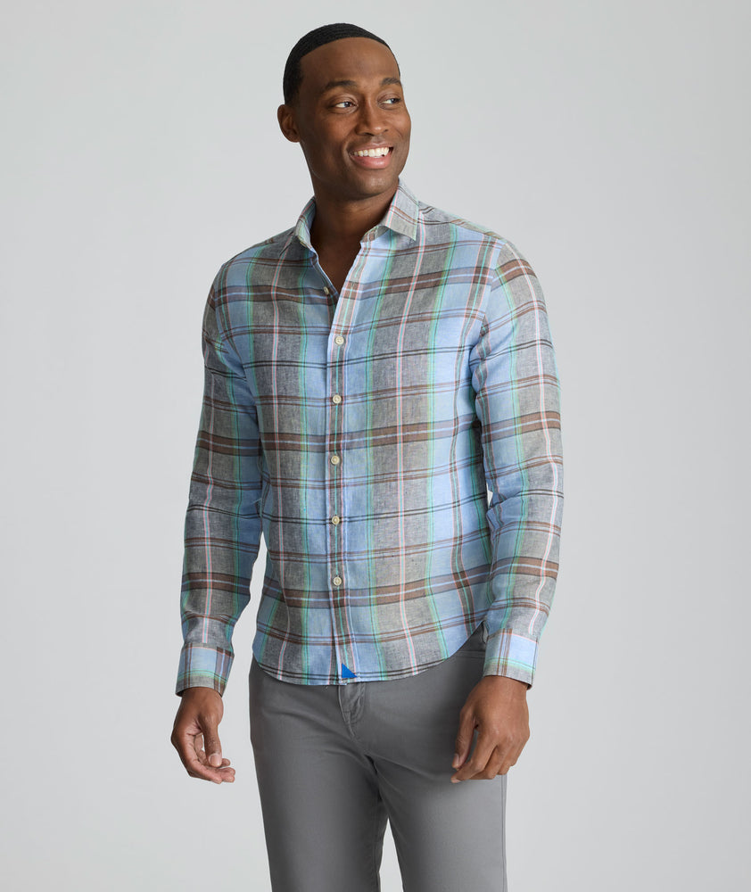 Model is wearing UNTUCKit Wrinkle-Resistant Linen Vaughn Shirt. 