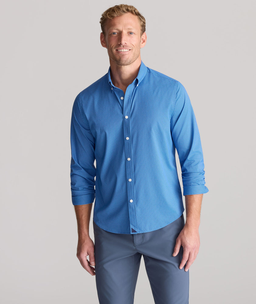 Model is wearing UNTUCKit Performance Viremont Shirt. 