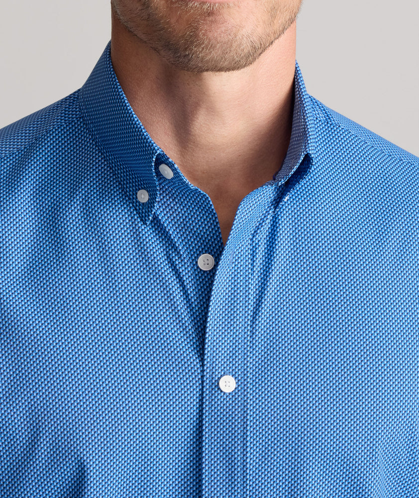 Model is wearing UNTUCKit Performance Viremont Shirt. 