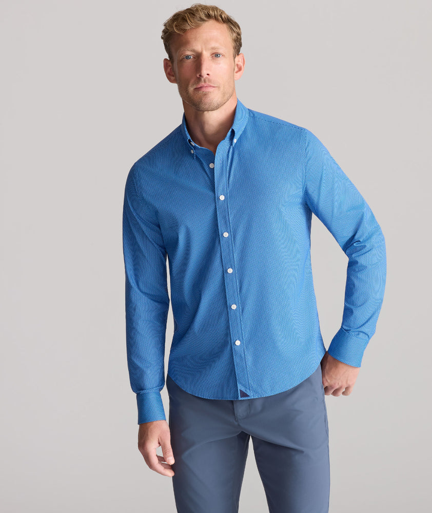 Model is wearing UNTUCKit Performance Viremont Shirt. 