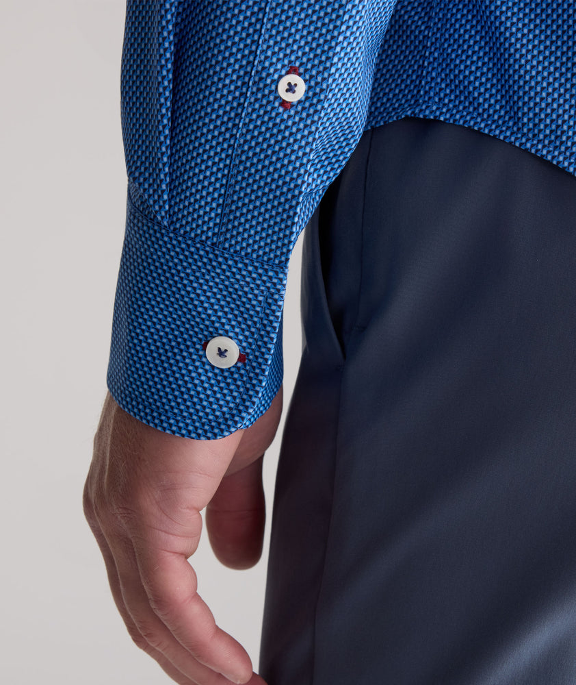 Model is wearing UNTUCKit Performance Viremont Shirt. 