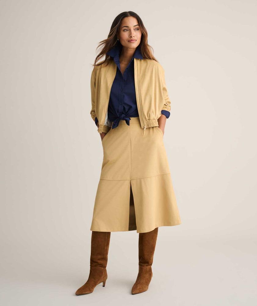 Model is wearing UNTUCKit Zadie jacket. 
