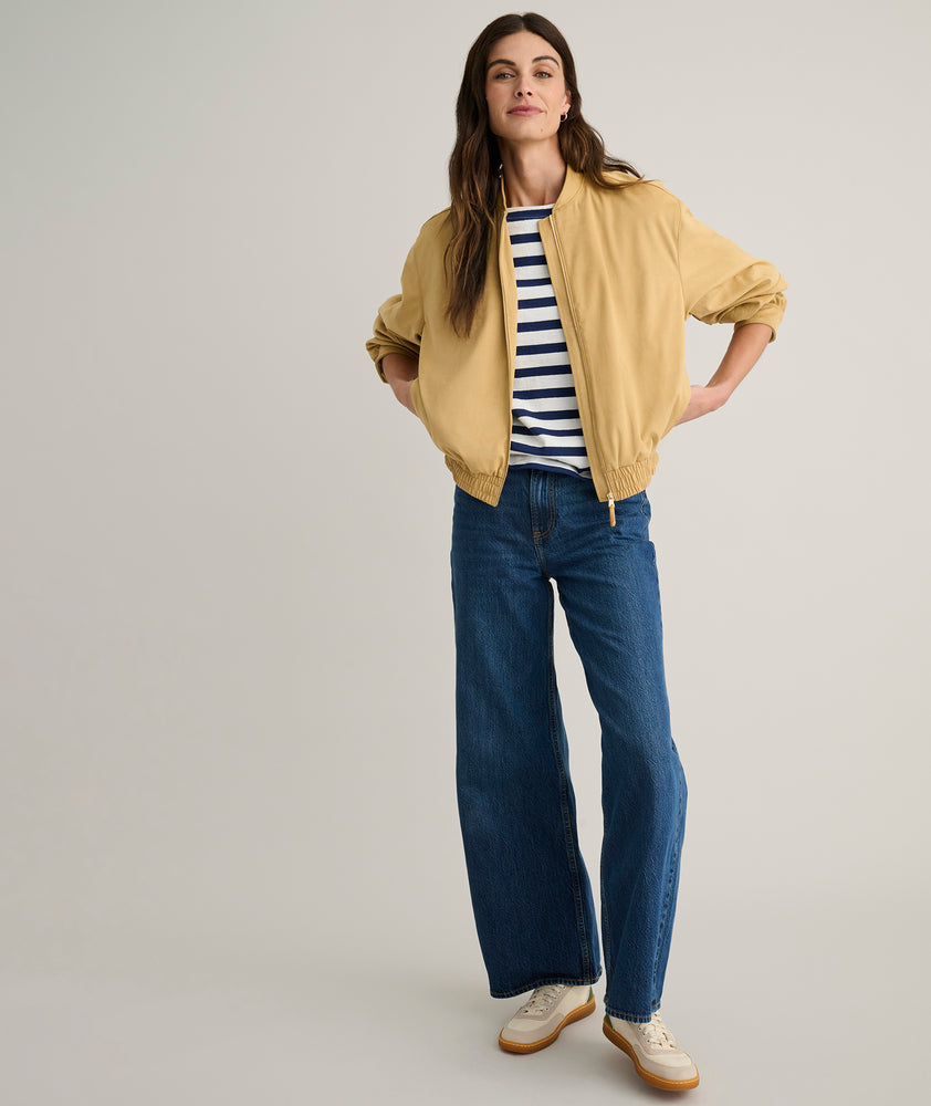 Model is wearing UNTUCKit Zadie jacket. 