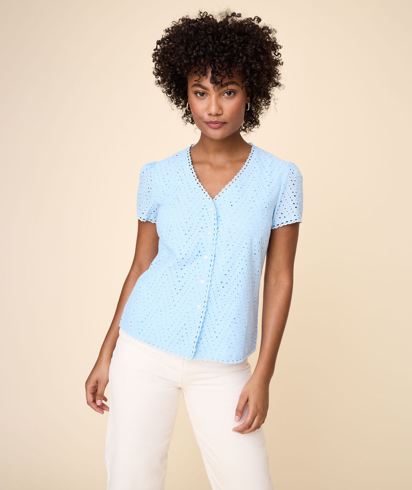 Model is wearing UNTUCKit Solid Sky Blue Harriet Shirt.