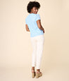 Model is wearing UNTUCKit Solid Sky Blue Harriet Shirt.
