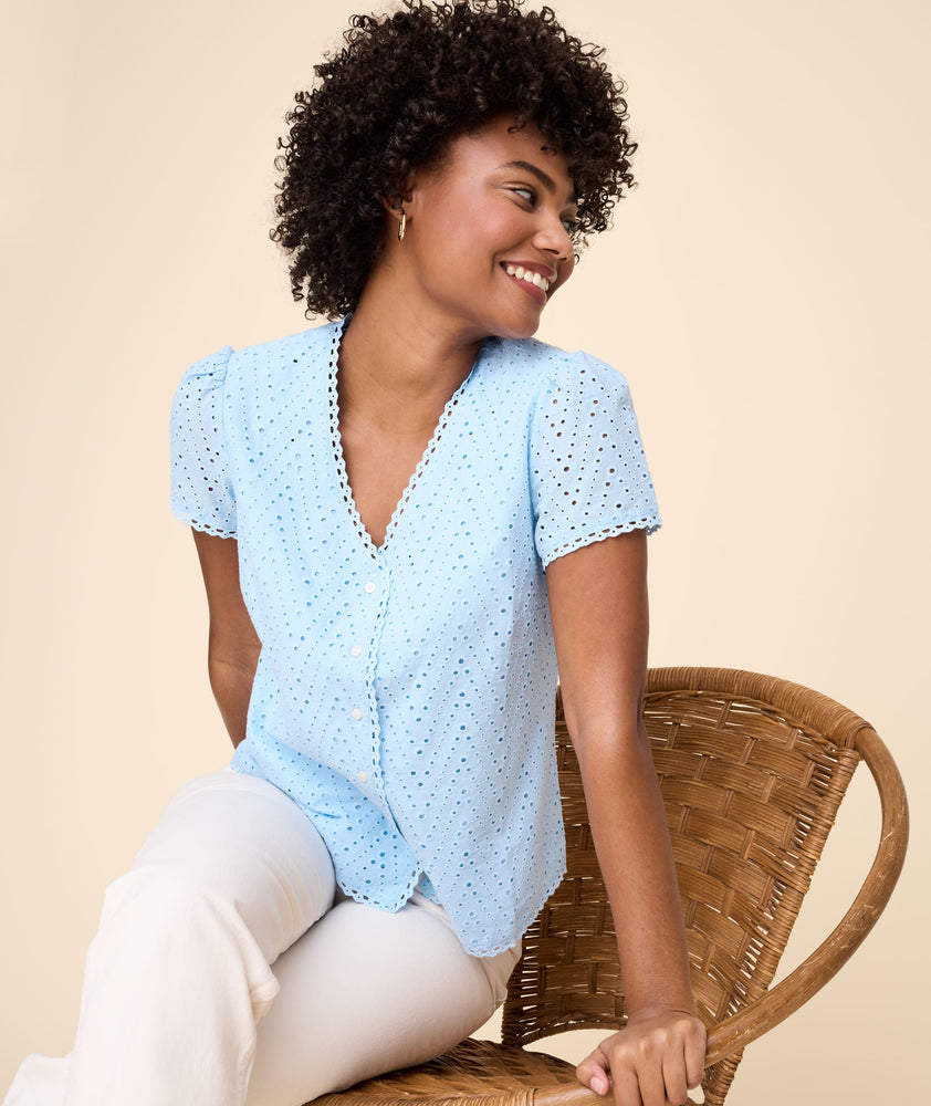 Model is wearing UNTUCKit Solid Sky Blue Harriet Shirt.