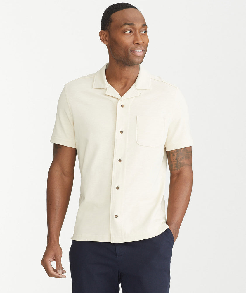 Model is wearing UNTUCKit Fog Cotton Slub Resort Shirt.