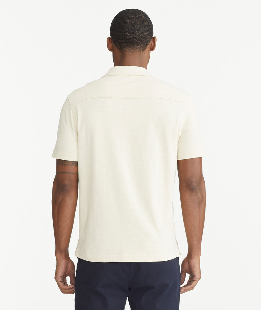 Model is wearing UNTUCKit Fog Cotton Slub Resort Shirt.